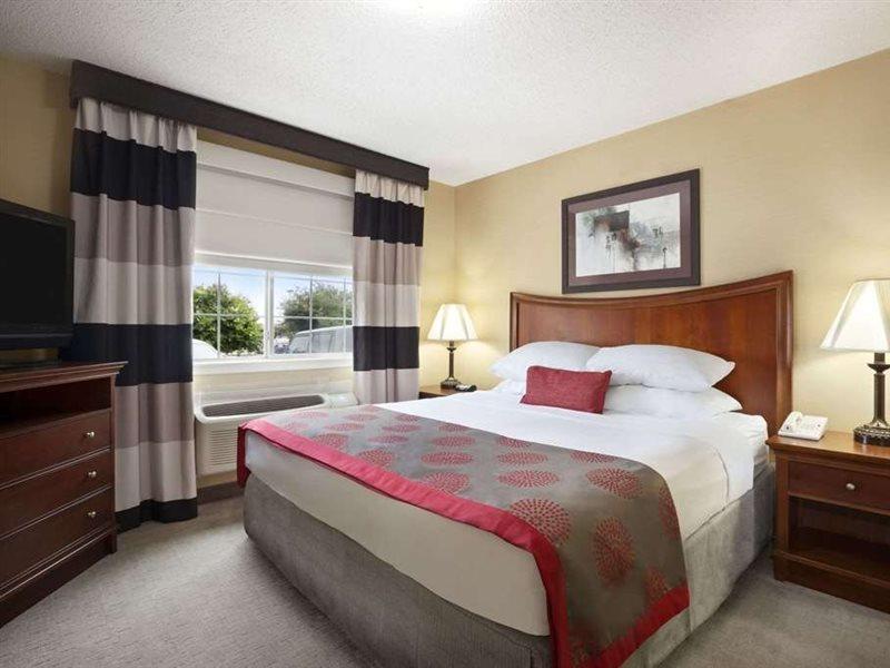 Ramada By Wyndham Del Rio Hotel Exterior photo